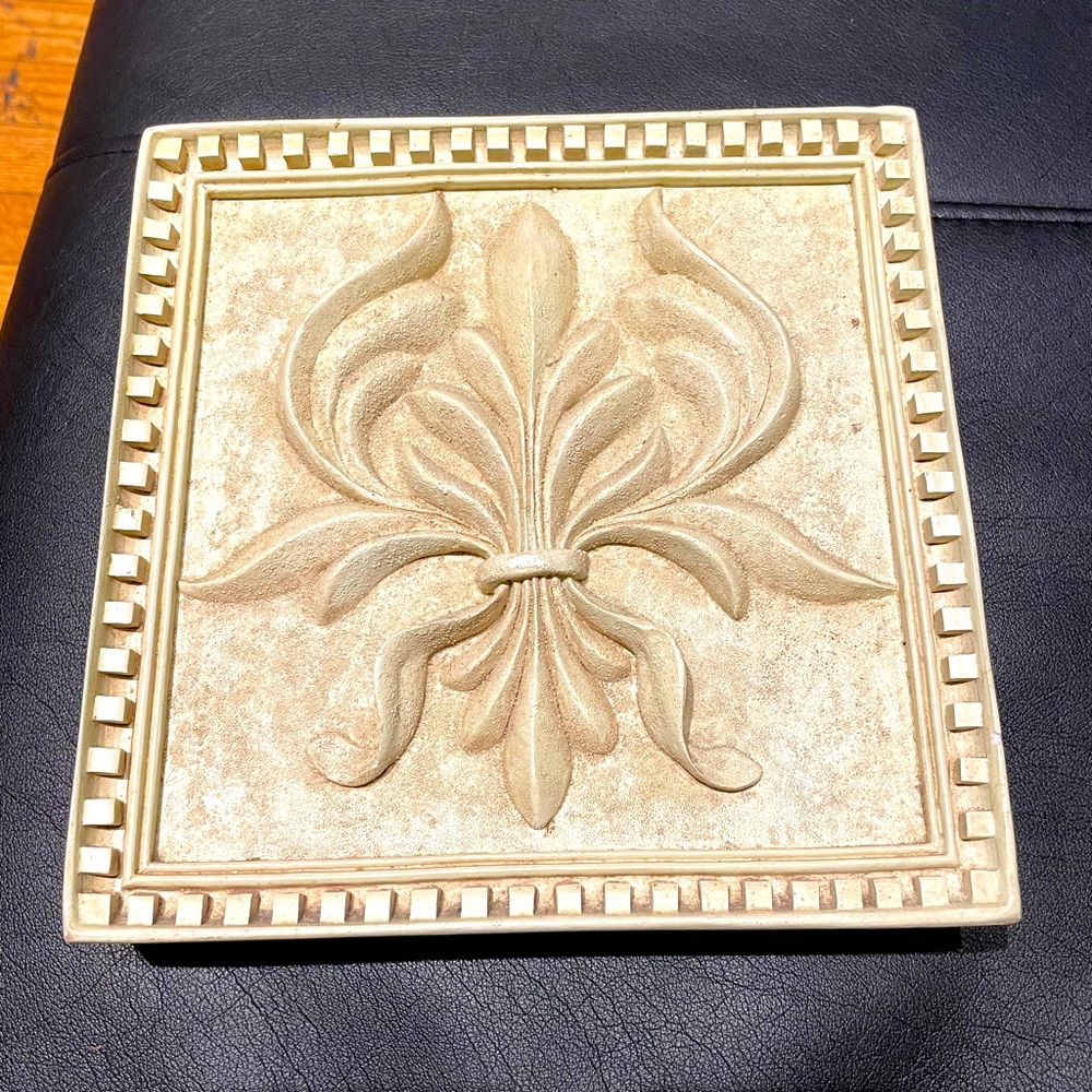 Heritage Wall Stand FLEUR DE LIS Plaque/block Garden Sign Rustic 3D vintage clay